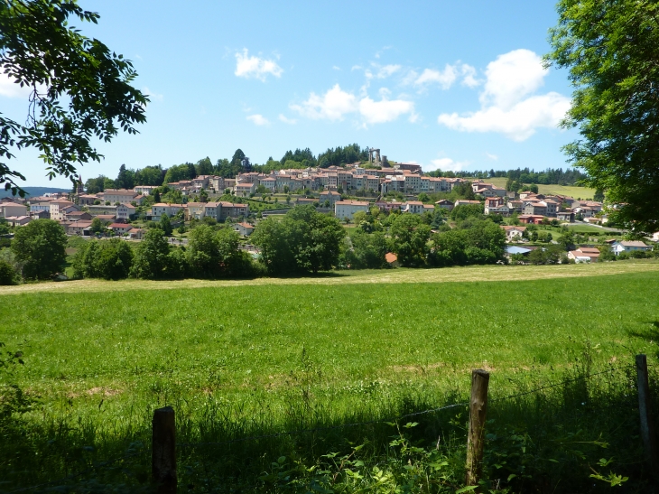 Vue du village pars les chemins de randos - Allègre