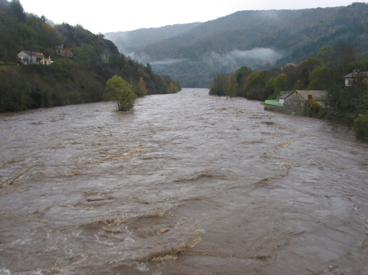 Crue Allier Vue en aval du Pont - Alleyras