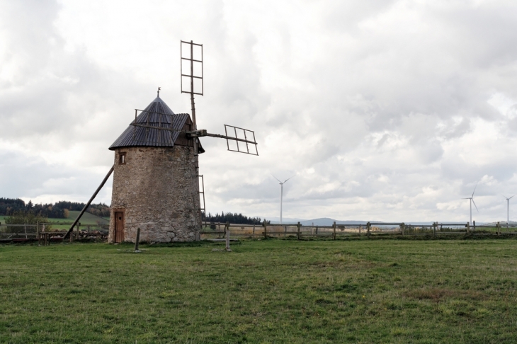 Ally - moulin et éoliennes