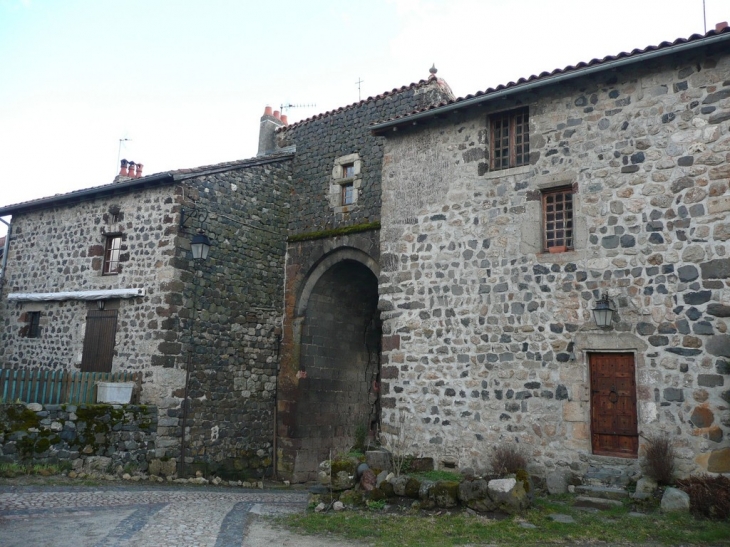 L'entrée du village vue de l'intérieure - Arlempdes