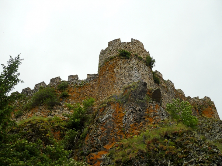 La Loire coule au pied du château féodal, propriété des Montlaur (XI°-XV°) - Arlempdes