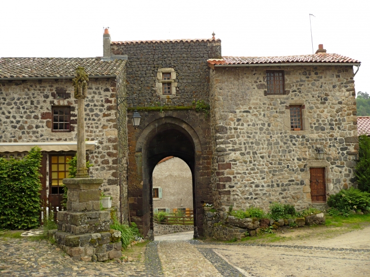 Entrée du village vue de l'intérieur - Arlempdes