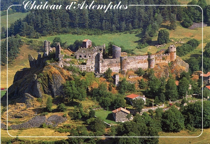 Sur un roc de basalte dominant la Loire, ruines d'un château fort du XI°, flanqué de Tours (carte postale de 1990) - Arlempdes