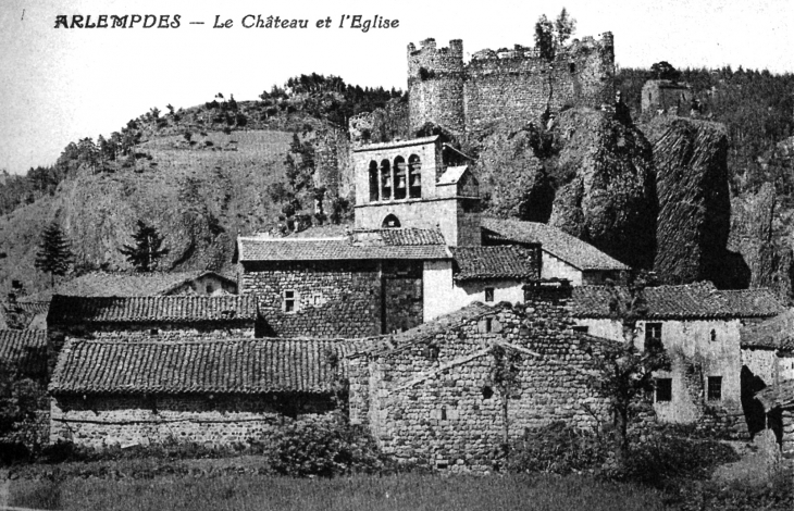 Le château et l'église, vers 1920 (carte postale ancienne). - Arlempdes