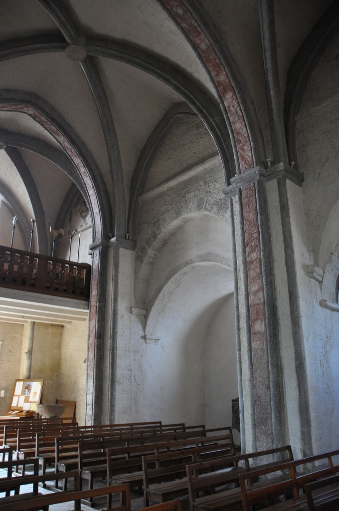 Bains - église Sainte foy XIIème siècle - nef et fresques