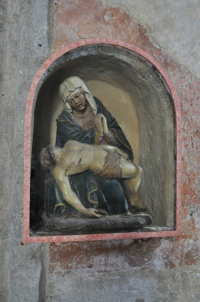 Bains - église Sainte foy XIIème siècle - pieta - pierre polychrome du XVème siècle