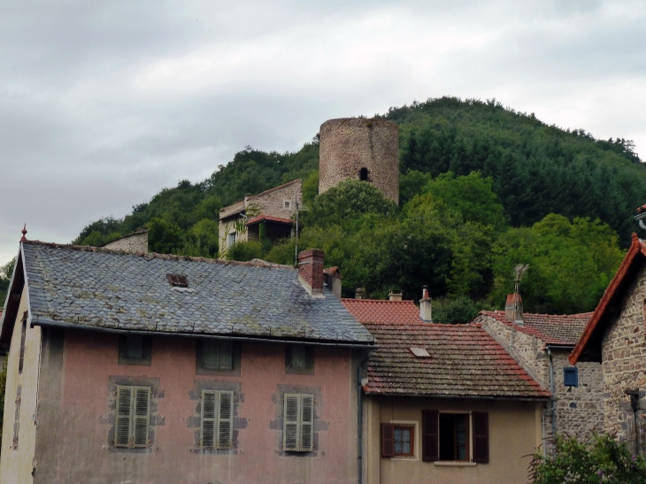 Les maisons sous la tour de guet du Massadou - Blesle