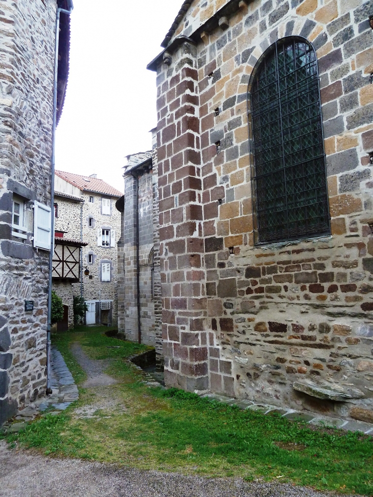 Ruelle près de l'église romane - Blesle