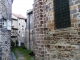 ruelle près de l'église romane