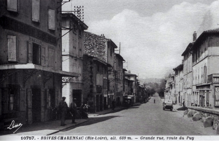 Grande rue et route du Puy, vers 1940 (carte postale ancienne). - Brives-Charensac