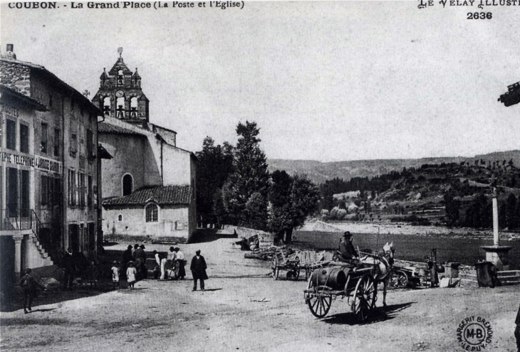 La grande place, vers 1910 (carte postale ancienne). - Coubon