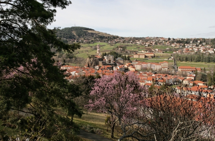 Espaly Saint Marcel - village et basilique Saint Joseph au printemps - Espaly-Saint-Marcel