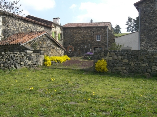 Le gîte aux volets olive à Aubaron - Fix-Saint-Geneys