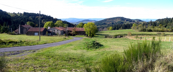 Vue sur la chaîne des Puys - Fix-Saint-Geneys