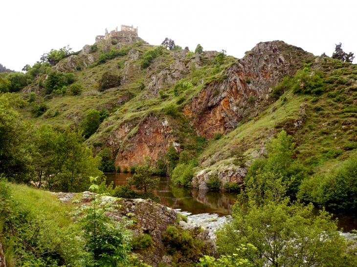 Vue sur le château des gorges de la Loire - Goudet