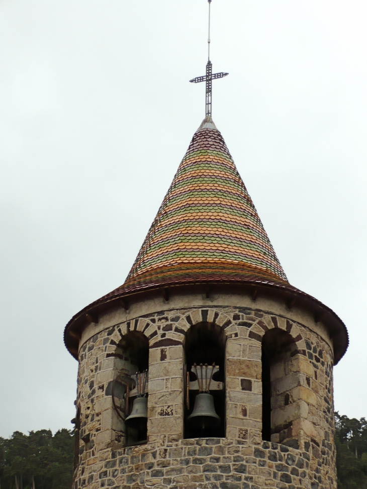 Clocher de l'église, il est recouvert de tuiles vernissées multicolores. Toiture polychrome - Goudet