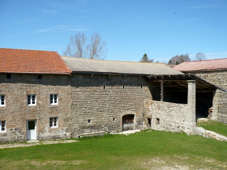 Ancien bâtiment de ferme à Pompeyrin. - La Besseyre-Saint-Mary