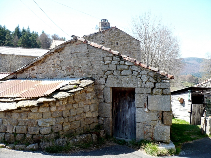 Ancien four à pain à Pompeyrin. - La Besseyre-Saint-Mary