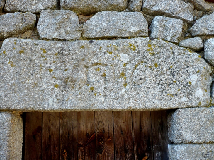 Linteau en granit à Pompeyrin. - La Besseyre-Saint-Mary