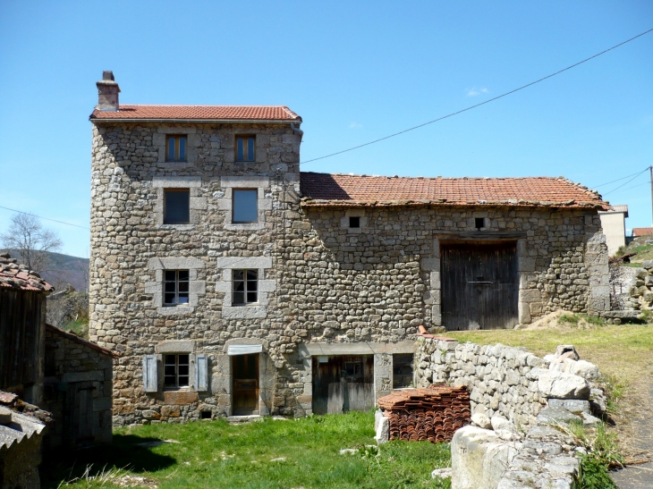 Ancienne ferme à Pompeyrin. - La Besseyre-Saint-Mary