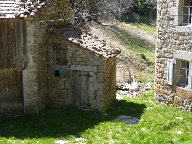 Petit-abri-de-jardin à Pompeyrin - La Besseyre-Saint-Mary