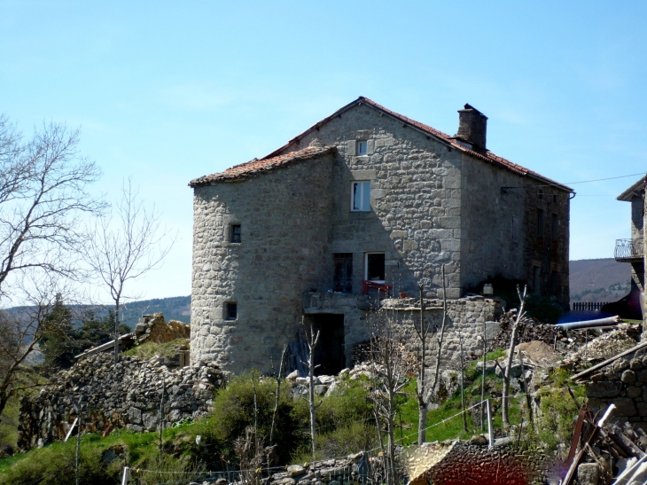 Maison du hameau de Pompeyrin. - La Besseyre-Saint-Mary