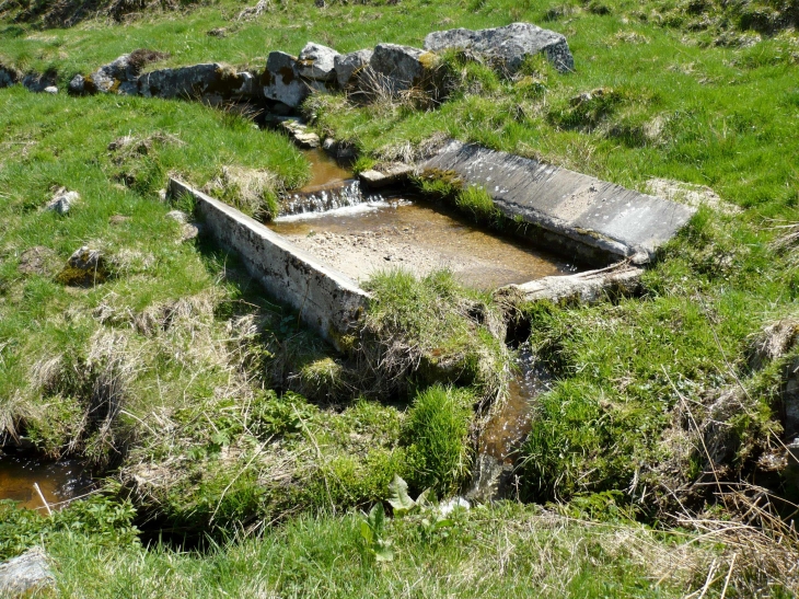 Ancien lavoir à Pompeyrin. - La Besseyre-Saint-Mary