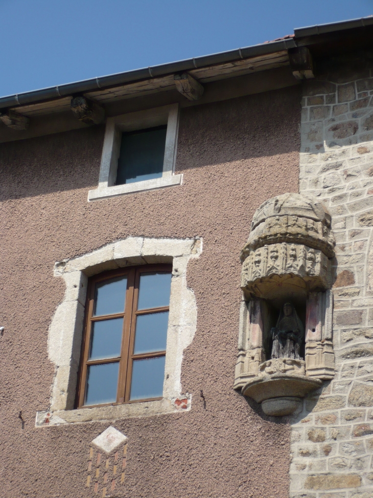 Niche abritant une Vierge. Façade du vieux bourg. - La Chaise-Dieu