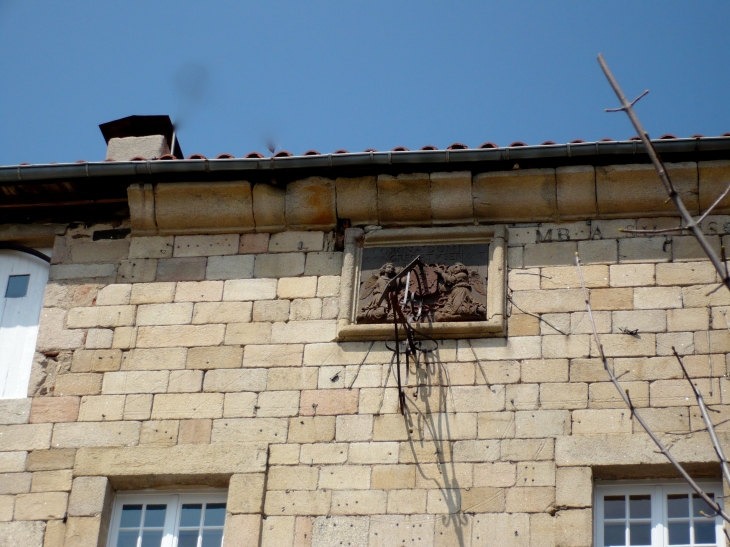 Détail : Plaque gravée. - La Chaise-Dieu