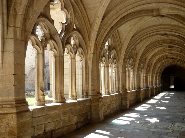 Le Cloitre cette magnifique construction de pierre composée d'un mélange arcs romans et ogivaux, préfigure ce que sera l'architecture de la fin du XIVe siècle. - La Chaise-Dieu