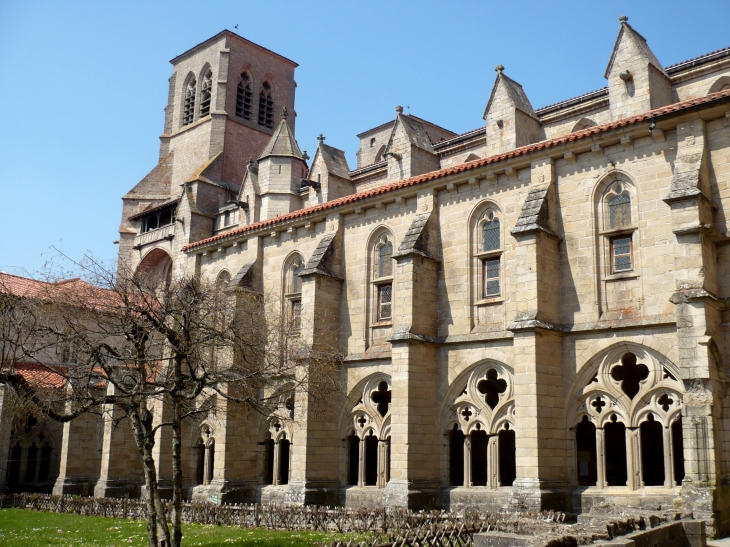 Abbatiale Saint-Robert, vue côté cloître. (XIVe siècle). - La Chaise-Dieu