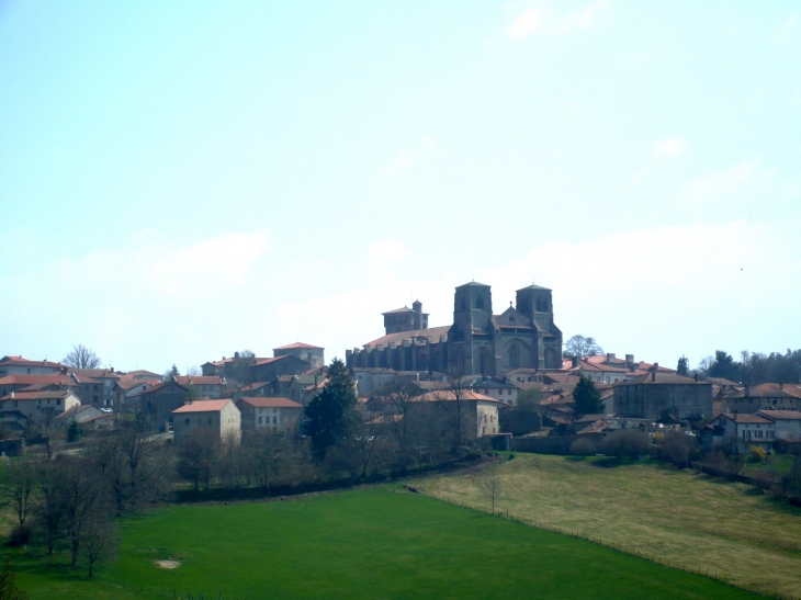 Le vieux bourg avec l'abbatiale Saint-Robert. - La Chaise-Dieu