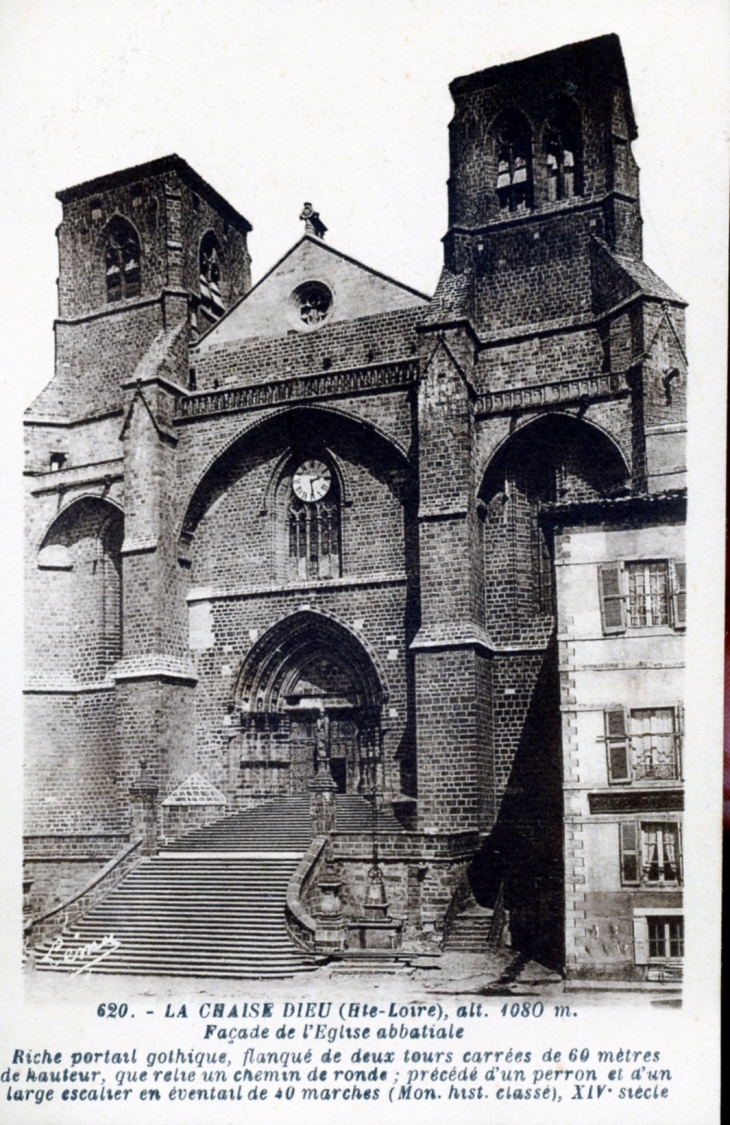 Façade de l'église Abbatiale, vers 1920 (carte postale ancienne). - La Chaise-Dieu