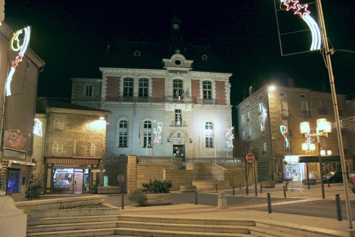 La mairie en nocturne. - Langeac