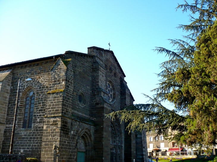 L'église Saint-Laurent fût construite en 1221 par l'ordre des Frères Prêcheurs. En 1340 elle fût agrandie, grâce aux dons des vicomtes de Polignac. - Le Puy-en-Velay