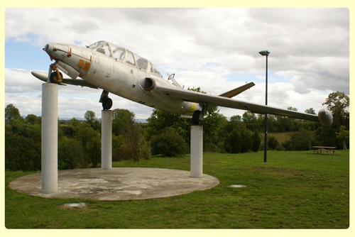 L'avion Falcon Magister à l'entrée de la commune - Loudes