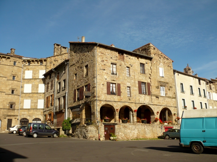 Vue-de-la-place de la halle-du-village - Pradelles