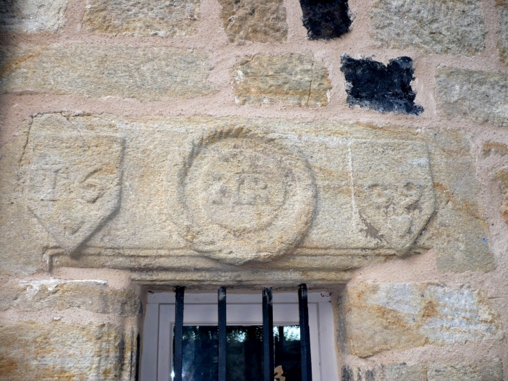 Détail de linteau en granit, sculté. - Pradelles