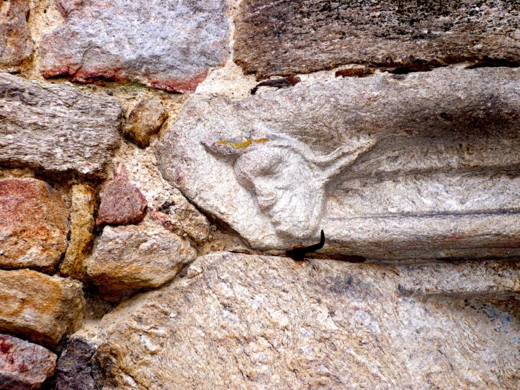 Visage-sculte-sur-le-linteau-de-la-maison datant-du-xvie-siecle - Pradelles