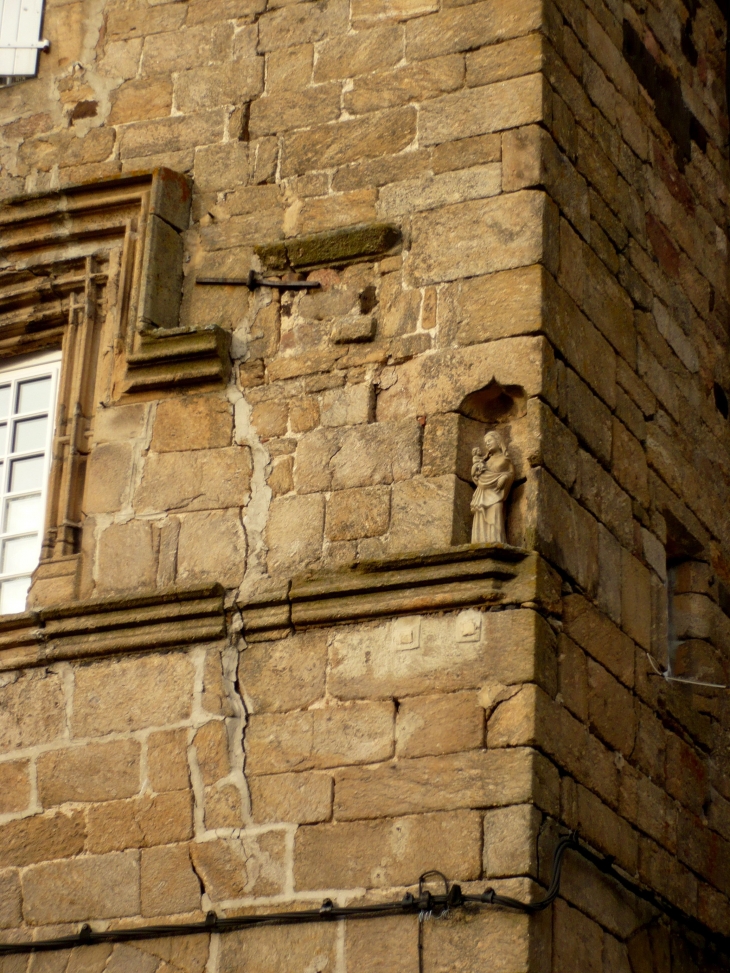 Niche de la Vierge dans la façade d'une maison édifiée au XVe et XVIIe siècles - Place de la Halle. - Pradelles