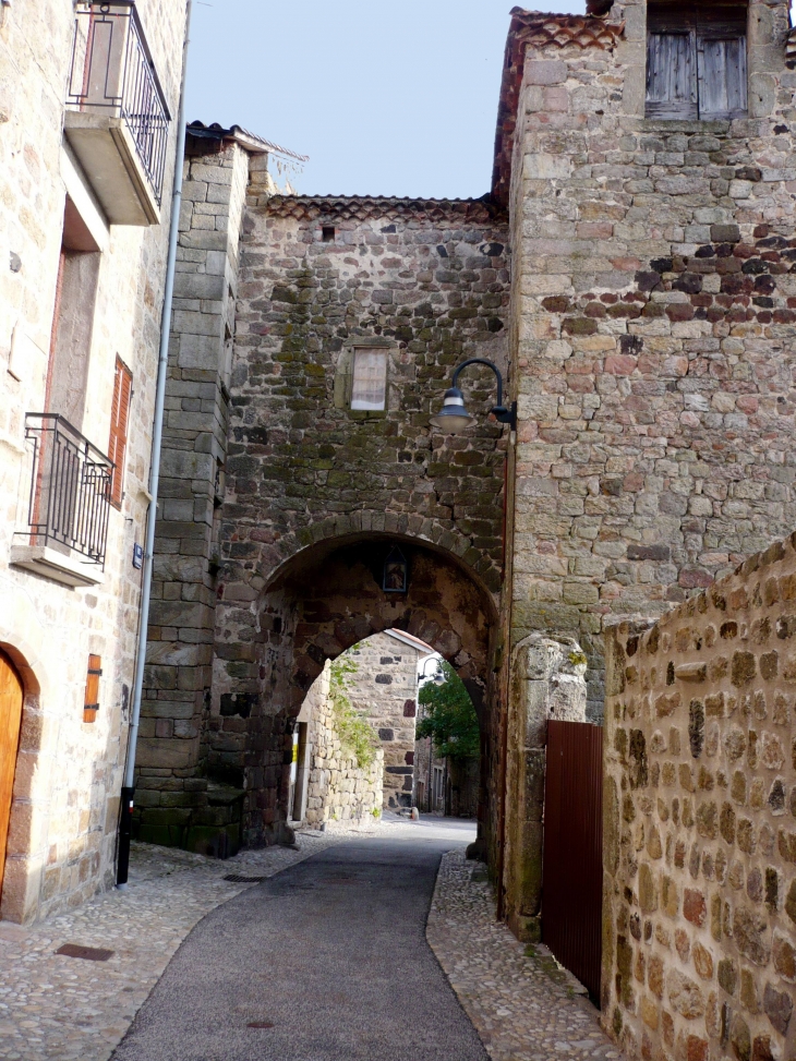 La Porte du Besset est la porte sud du système de fortification. Elle était munie d'une herse dont les glissières sont encore visibles. - Pradelles