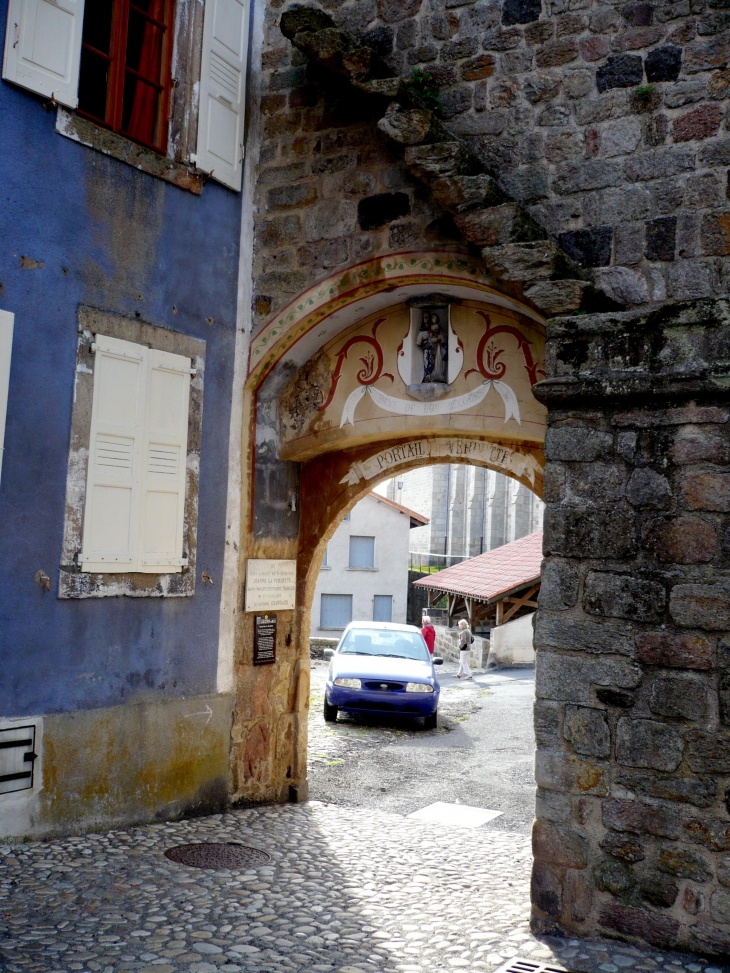 Le portail de la Verdette, construit au XIIIe siècle appartenait au système défensif de la ville. - Pradelles