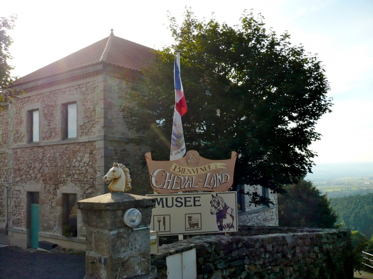 Entrée du Musée du Cheval de Trait. - Pradelles