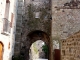 Photo précédente de Pradelles La Porte du Besset est la porte sud du système de fortification. Elle était munie d'une herse dont les glissières sont encore visibles.