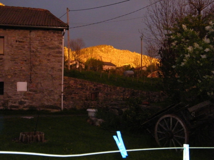 LE MONT CHABRIER S'ENFLAME - Queyrières