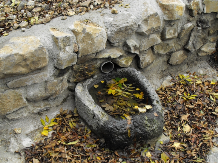 Récupèration de l'eau  de la source - Saint-Arcons-de-Barges