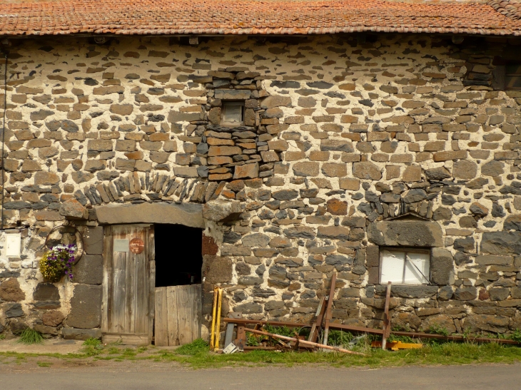 Ancienne étable à Courmarcès. - Saint-Martin-de-Fugères