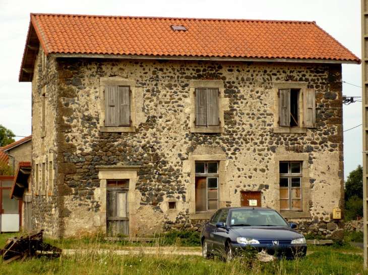 Ancienne maison à Courmarcès. - Saint-Martin-de-Fugères