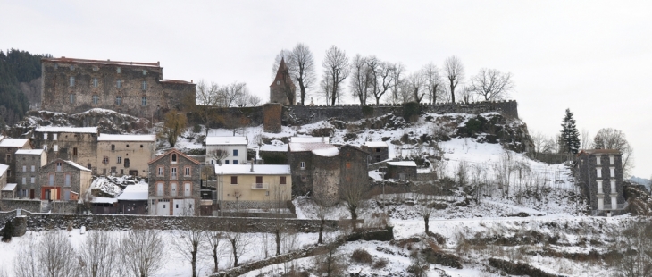 Saint Privat d'Allier - le château et l'église avec neige - Saint-Privat-d'Allier