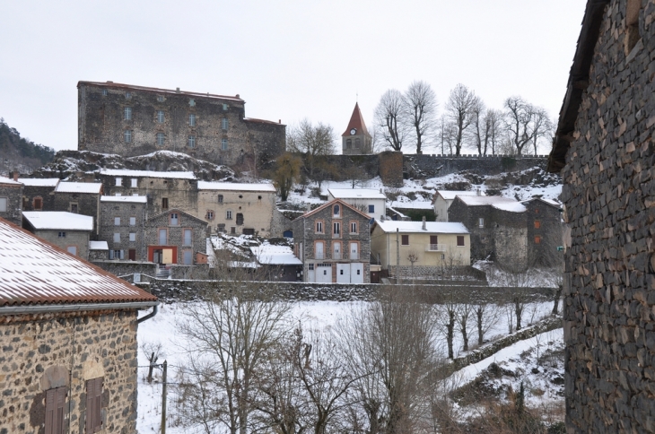 Saint Privat d'Allier - le château et l'église avec neige - Saint-Privat-d'Allier